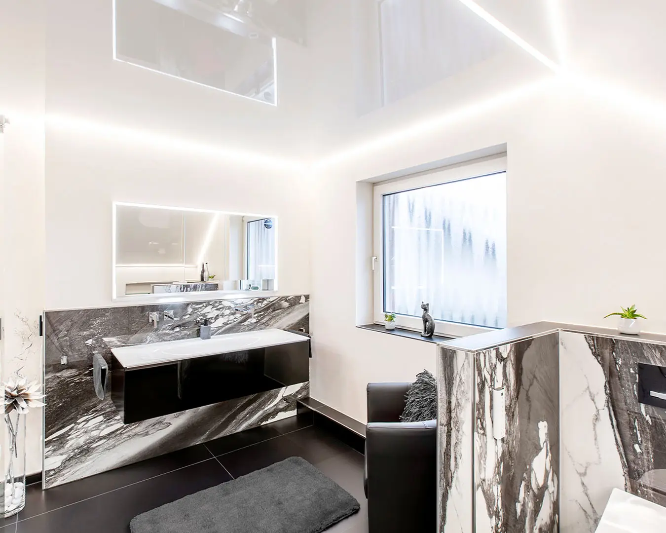 Badezimmer mit Marmor