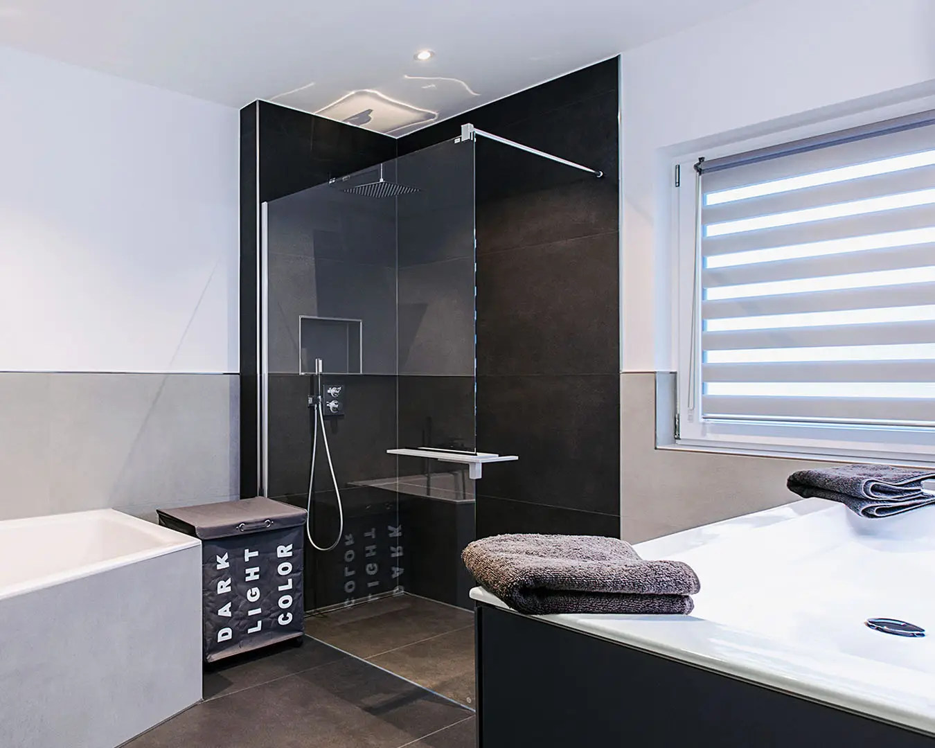 Modernes Badezimmer mit Dusche