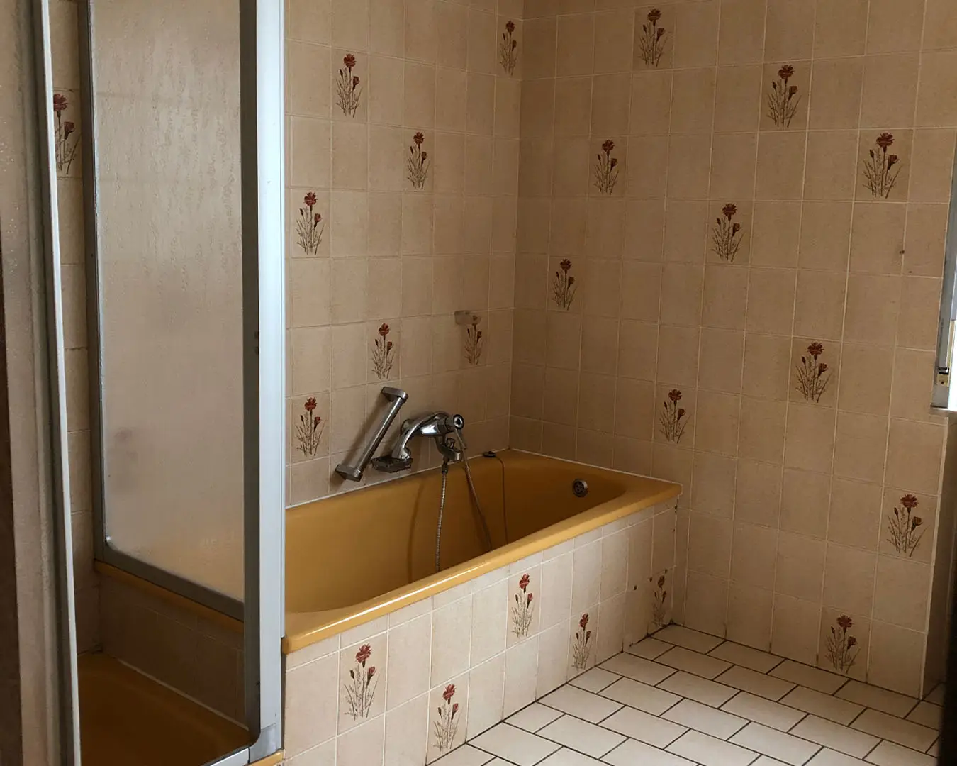 Altmodisches Badezimmer mit Badewanne