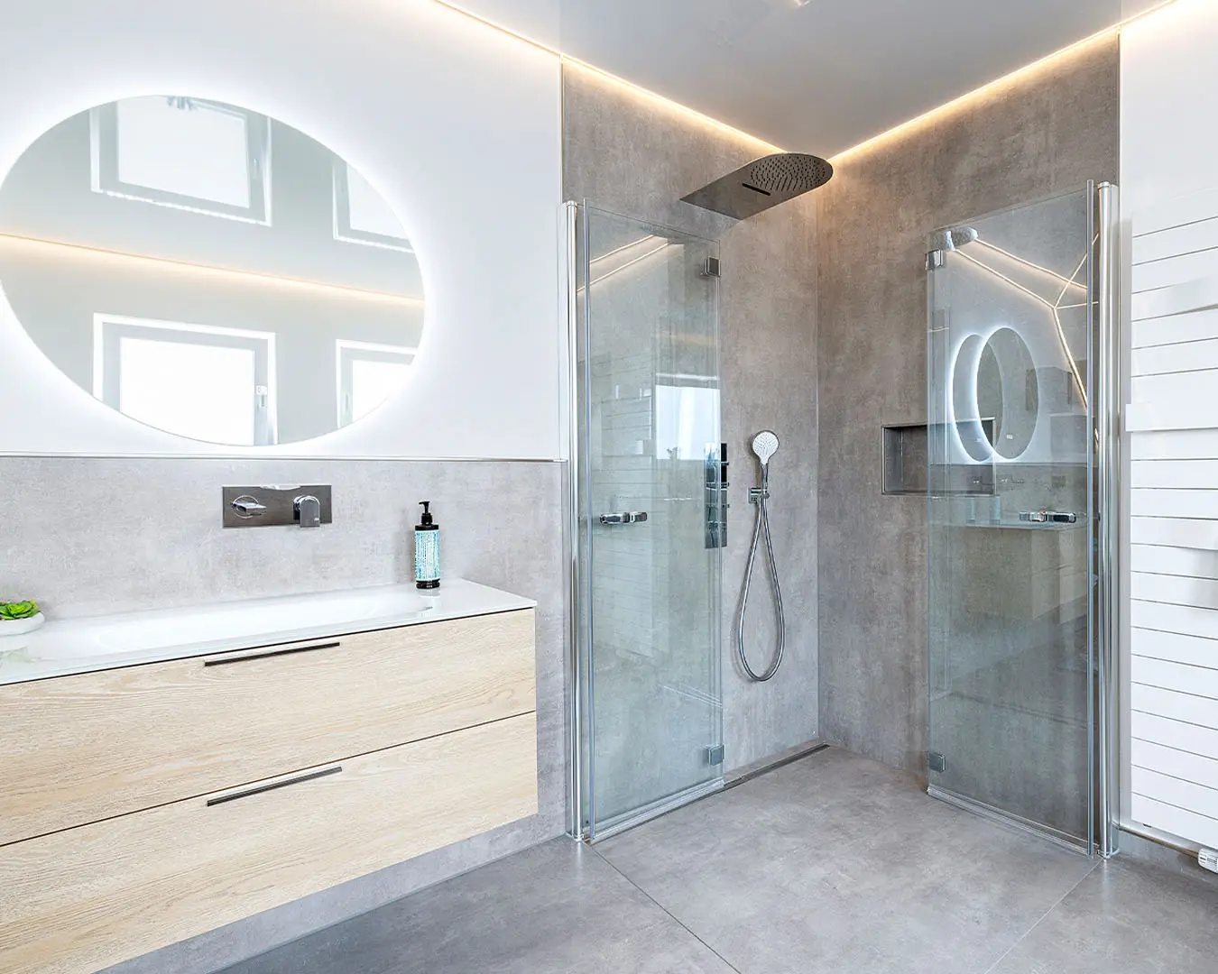 Modernes Badezimmer mit großügiger Dusche