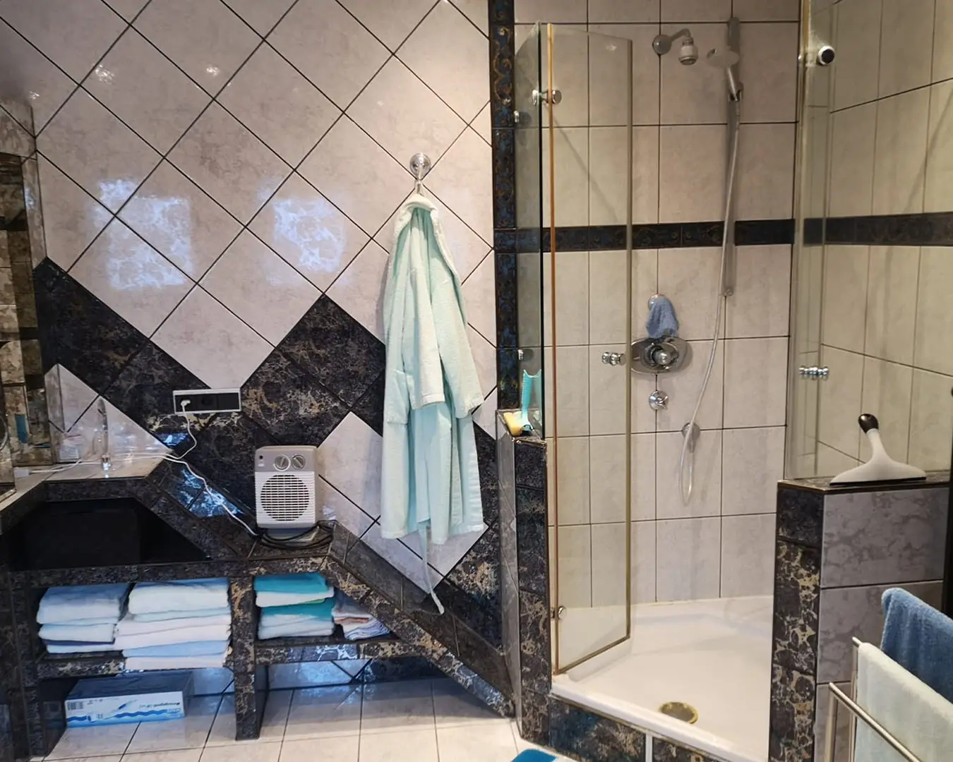 Badezimmer mit Dusche