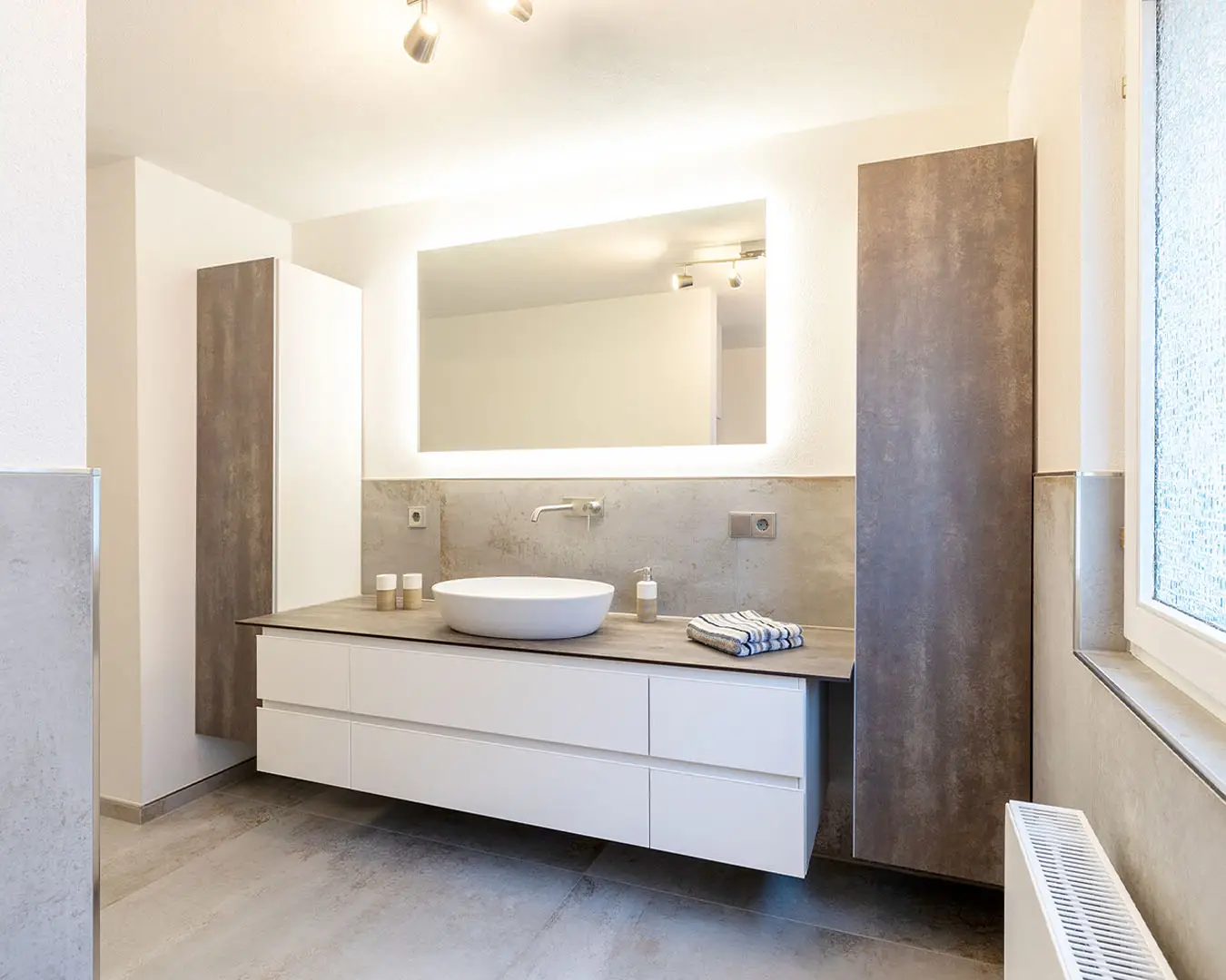 Modernes Badezimmer mit Waschbecken