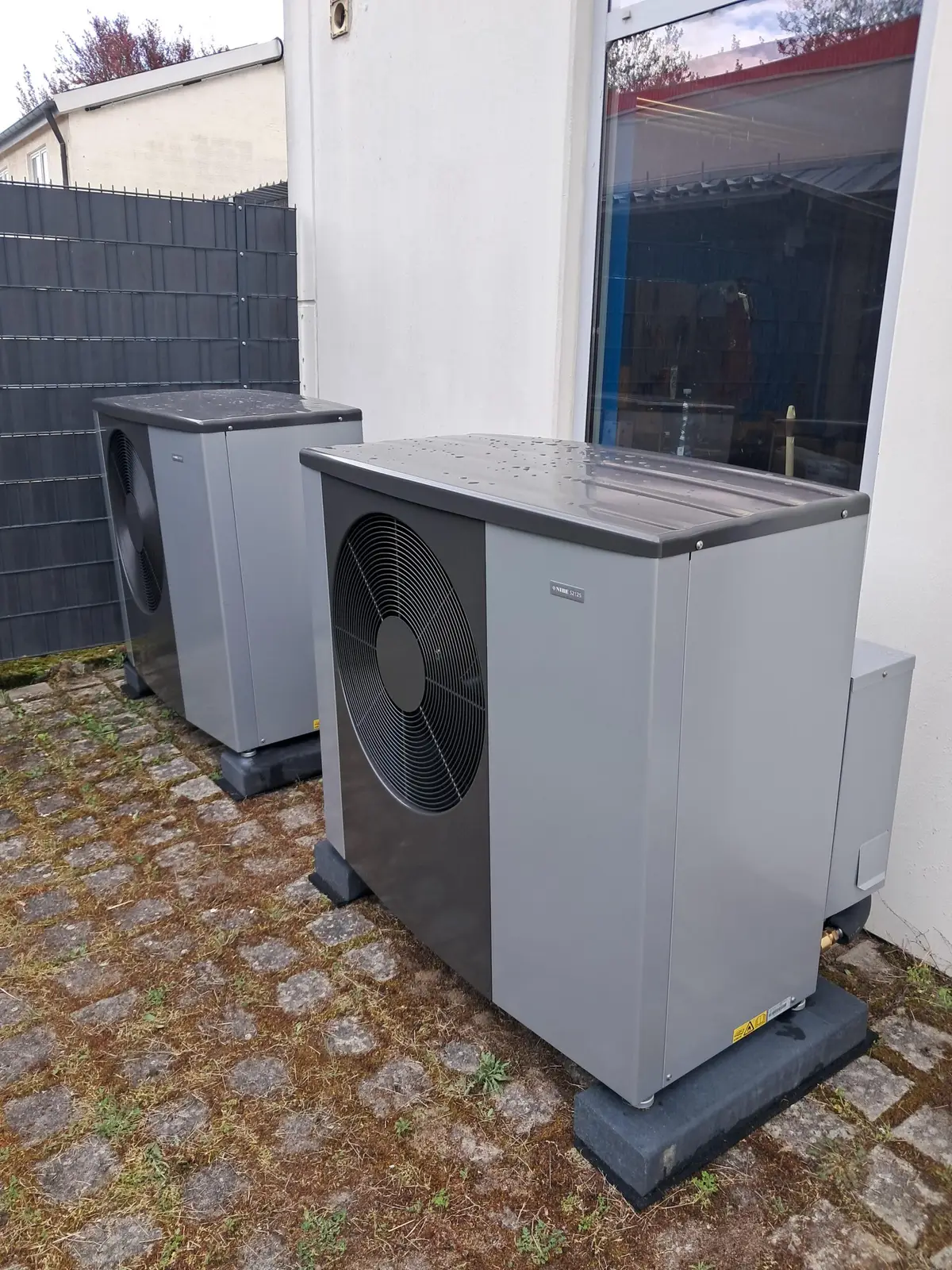 2 Wärmepumpen Außenanlagen